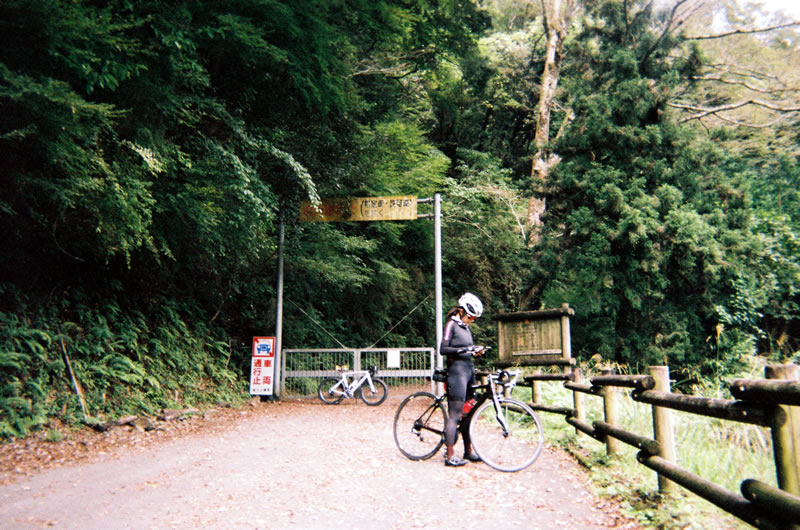 県道725号線も通行止め（写ルンです）