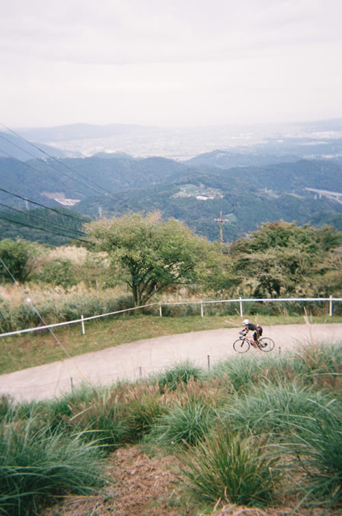 大野山からは相模湾を一望できる（写ルンです）