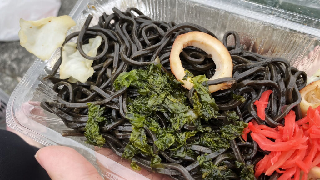 イカスミの焼きそば「海賊焼き」