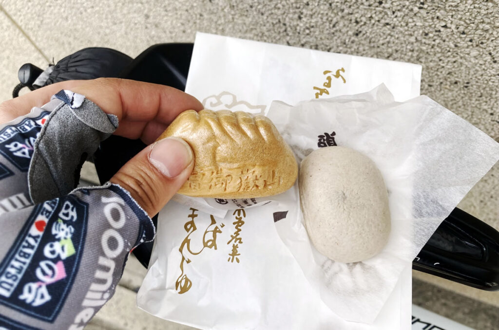 そば饅頭と御嶽もなか。そば饅頭はほのかにそばが香ります