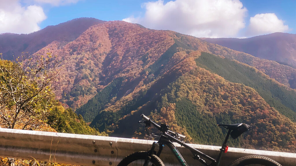 峰集落の正面にそびえる山は紅葉シーズンイン