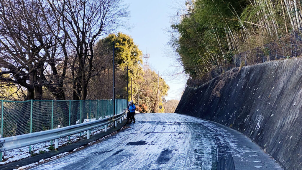 凍結した路面はさすがのMTBでも走行不可