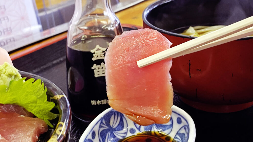 金笛醤油で食べるだるまやのマグロがとても美味