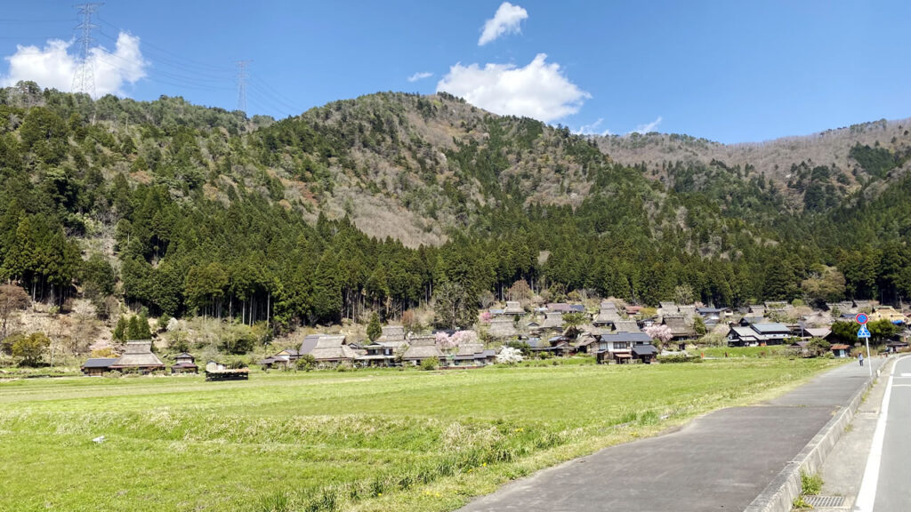 美山には茅葺屋根の集落もあります