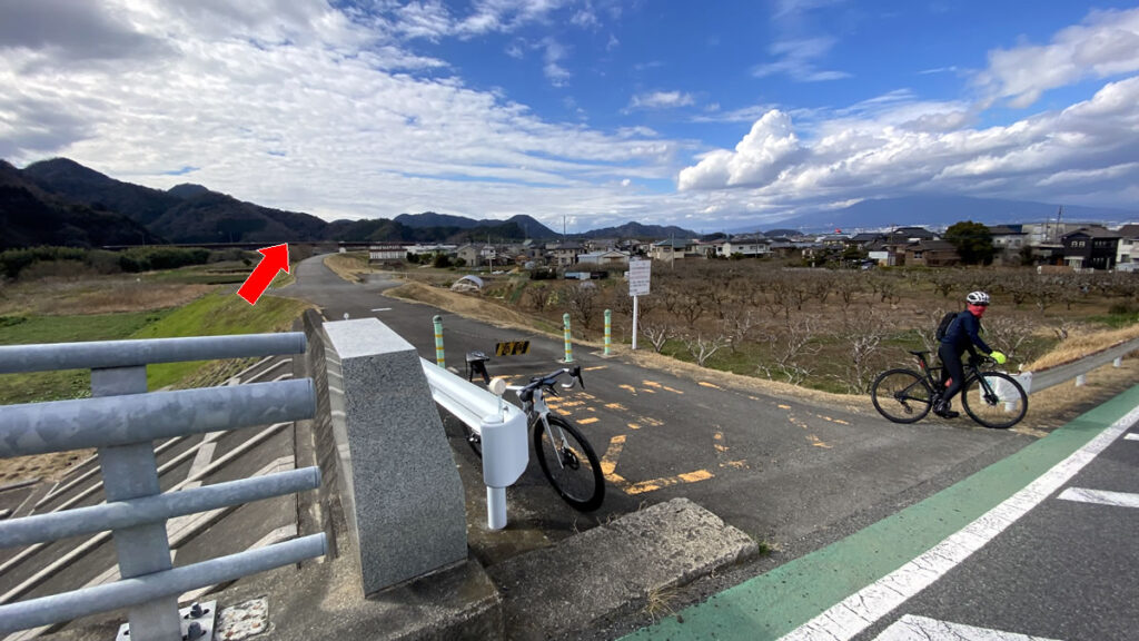 狩野川の土手を行きます