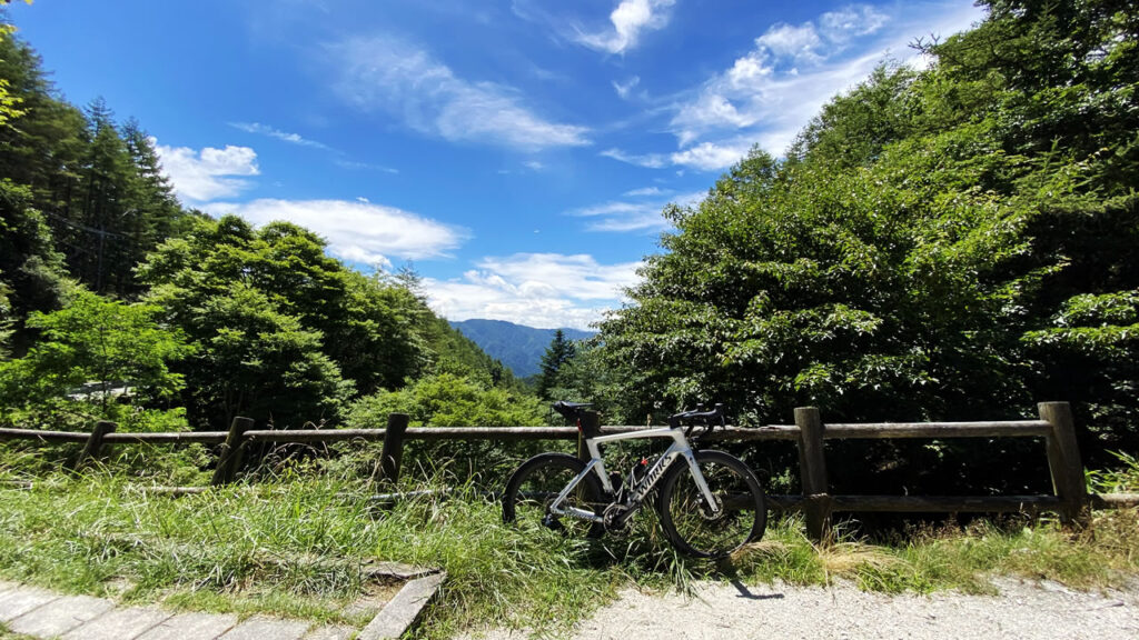 峠からは富士山も見える（この日は雲がかかっていてダメでした）