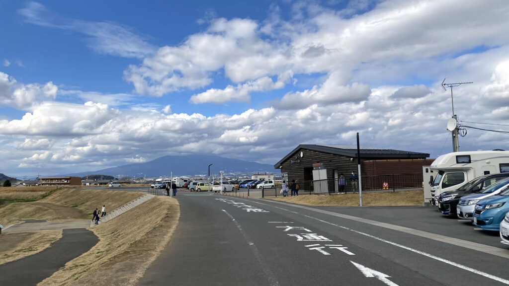 目印は「川の駅 伊豆ゲートウェイ函南」と「かねふく めんたいパーク伊豆」