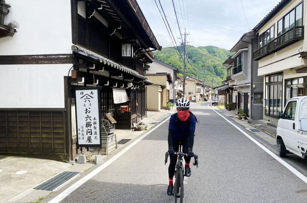 お六櫛（おろくぐし）のお店が立ち並んでいます