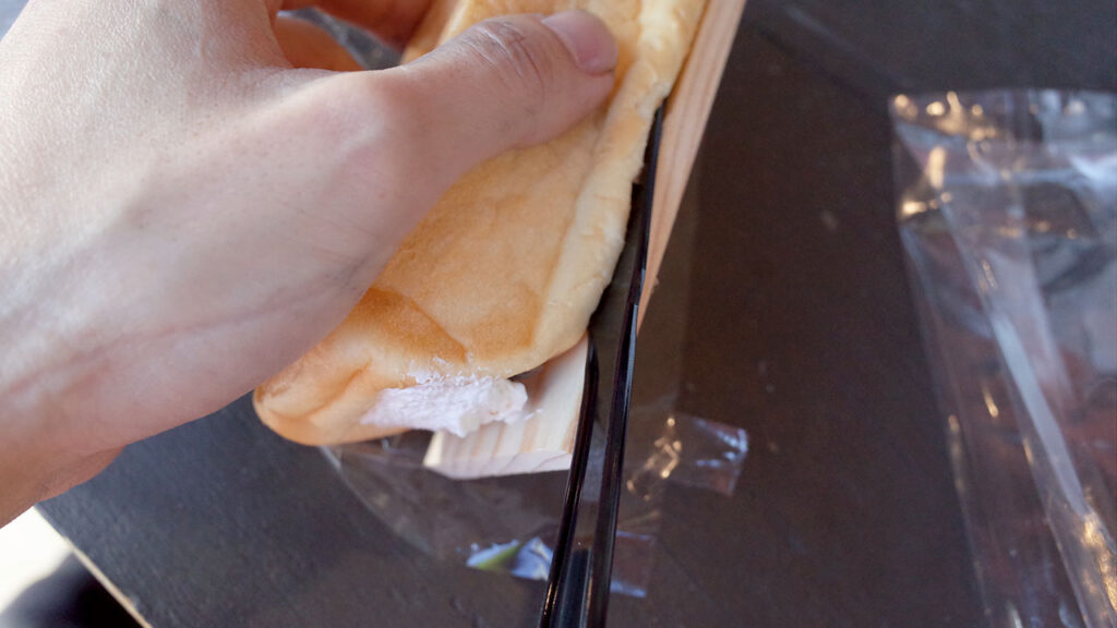 板からパンを切り離すのにナイフが必要なんだな、多分