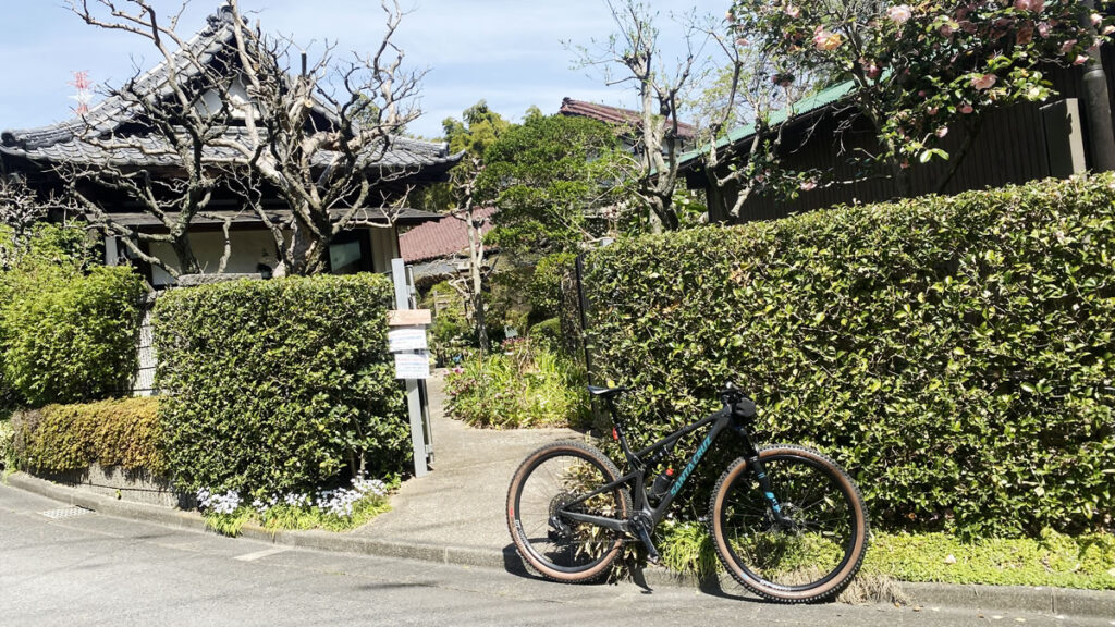 尾根幹にちょっとスケールが違う隠れ家があった(◎_◎;)