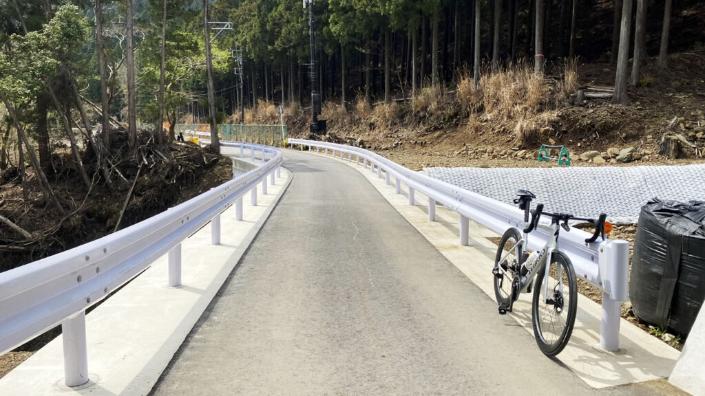 きれいな路面は土砂崩れが酷かった場所の証