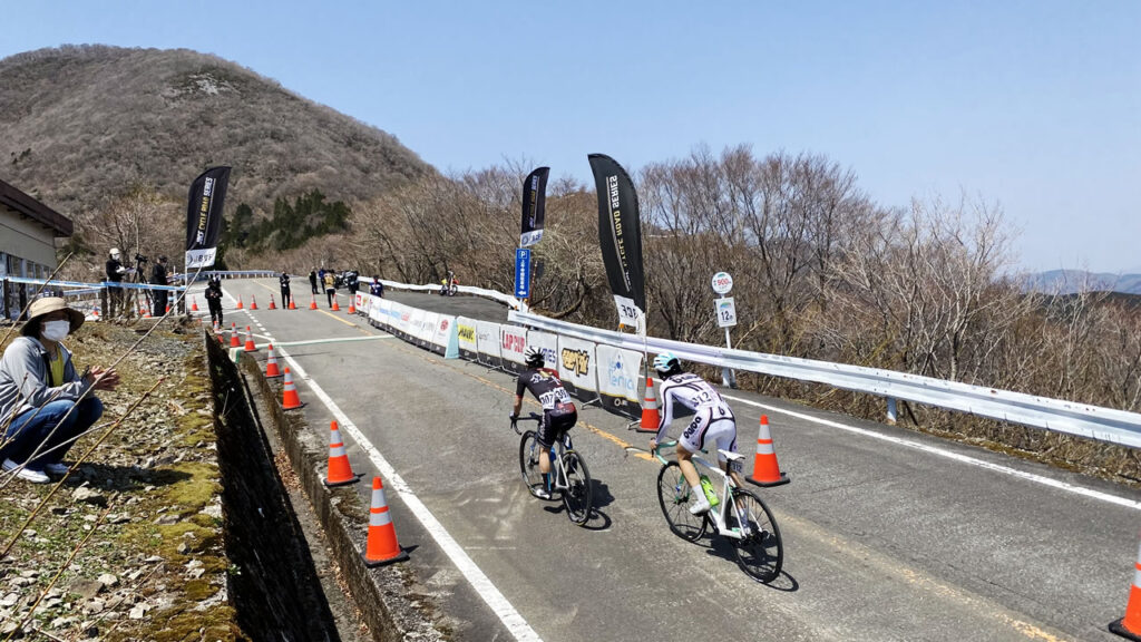 伊吹山ヒルクライムでフィニッシュするrossonero氏