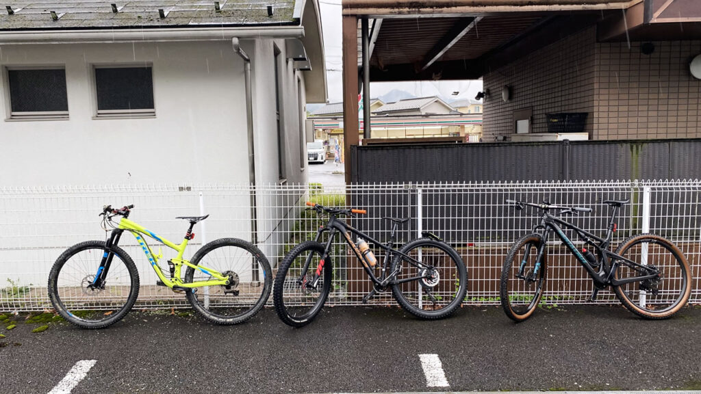 小雨降りしきる中、MTBer3人が集合