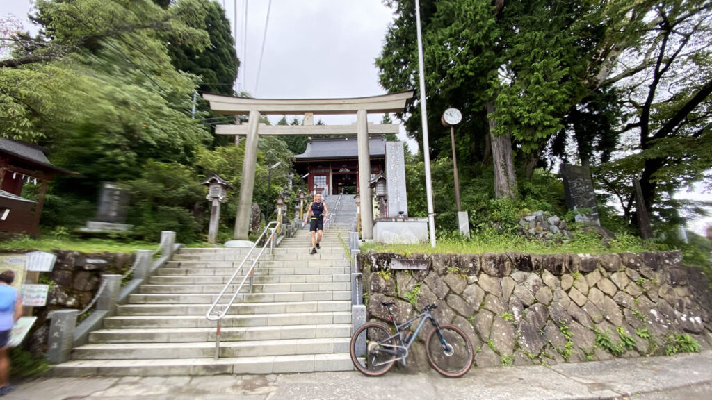 尾根沿いに進むと御岳神社