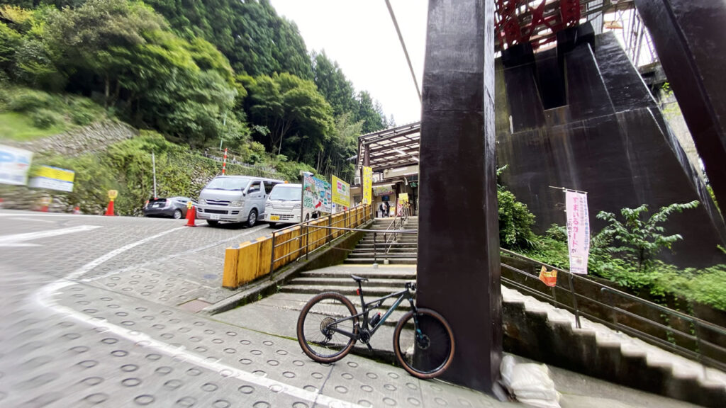 ケーブルカーの滝本駅に到着