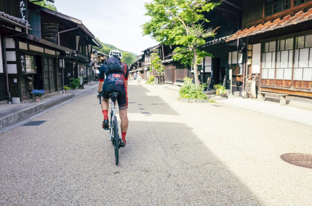 奈良井宿をロードバイクで通り抜けるのは不思議な感覚