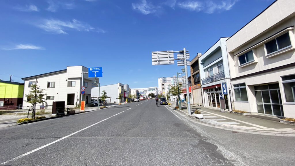 やや閑散とした八戸駅を出発