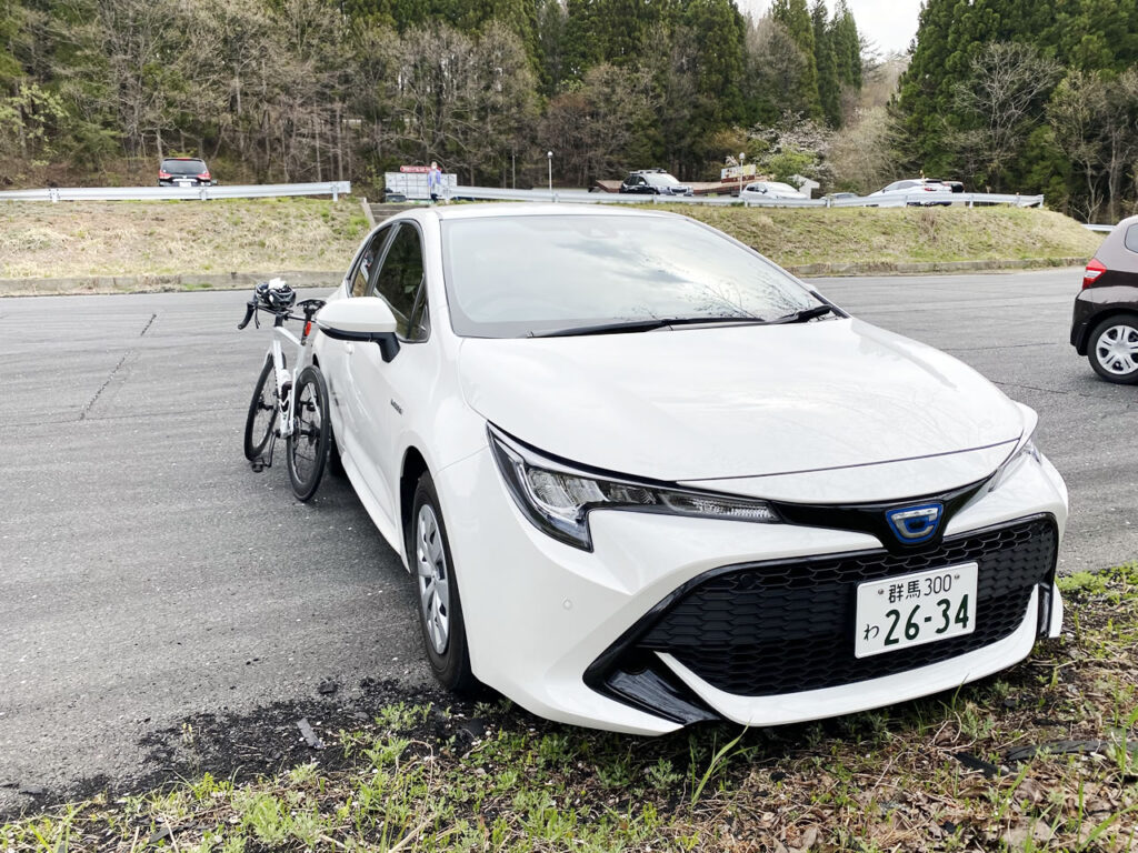 カローラは運転しやすくてカッコよかったけど、自転車は横倒しにしないといけなかった