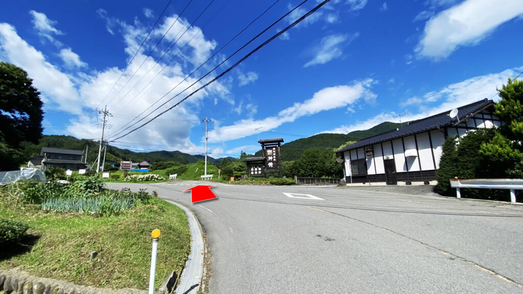 奥平温泉遊神館が目印