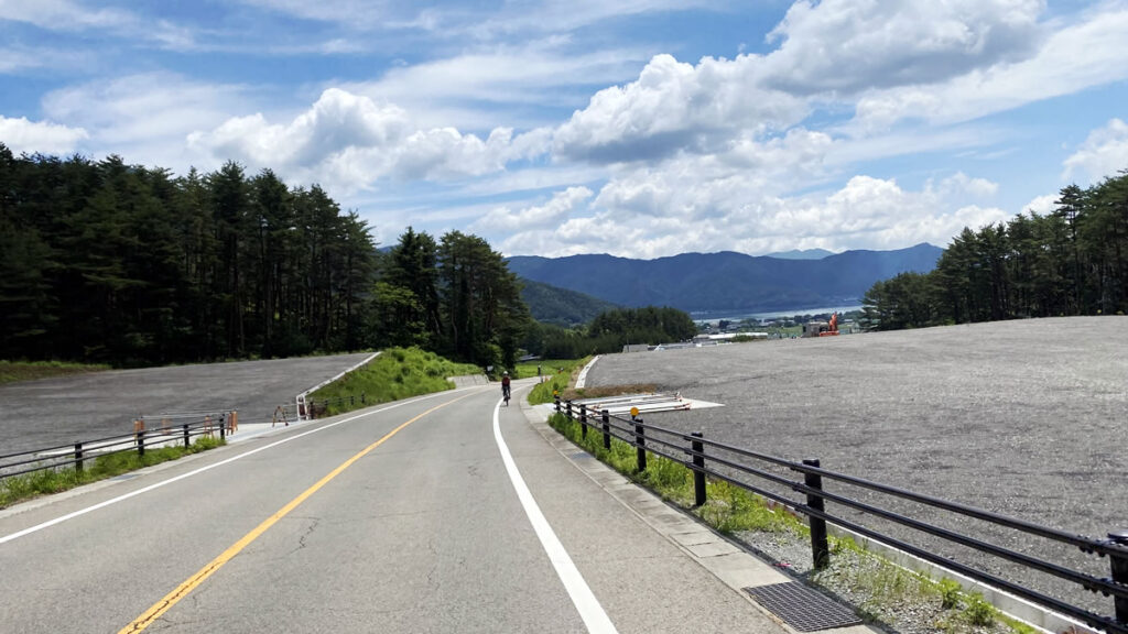 眼下に広がる河口湖と遠くには富士山も（この写真では見えません）