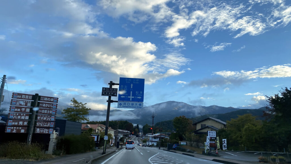 河口湖まで出るとピーカンの空模様