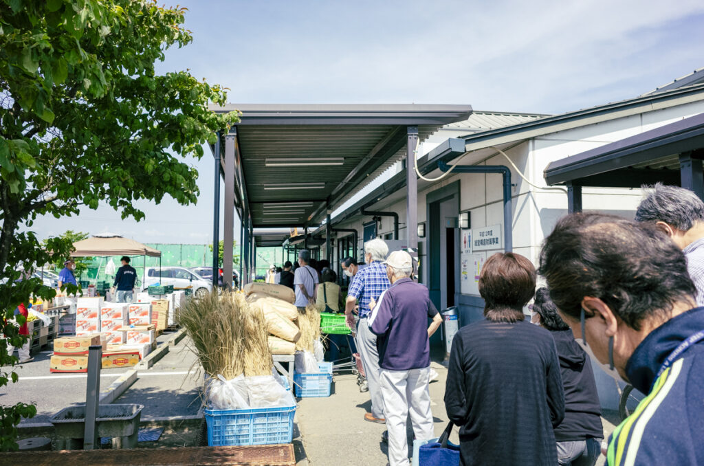 川島町農産物直売所の朝は早い