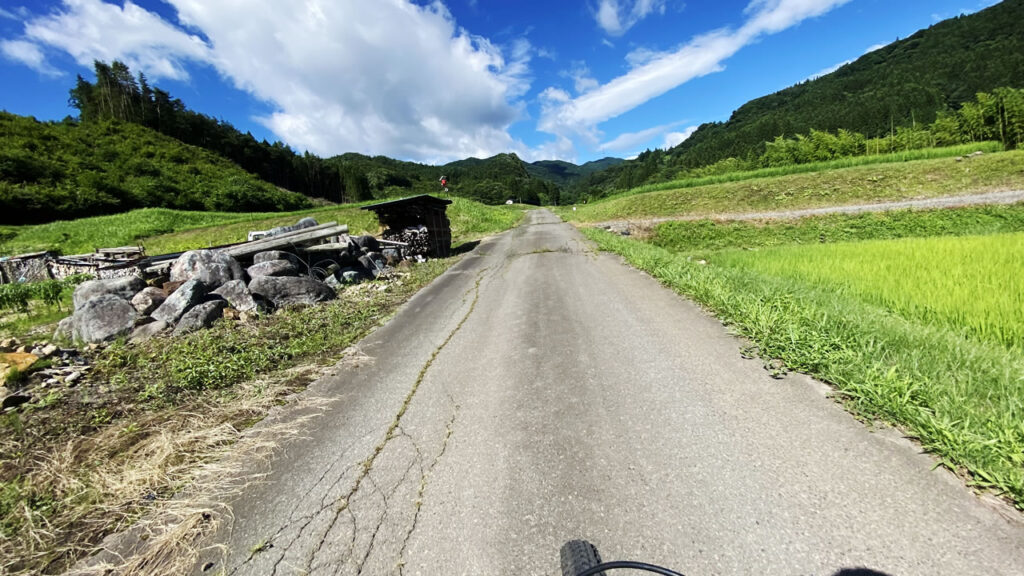 秋鹿大影林道に入る手前の田んぼ道