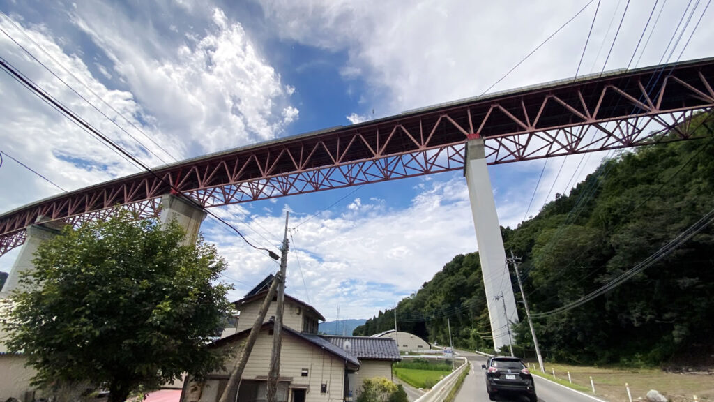 片品川によって削られた地形のど真ん中を走っています