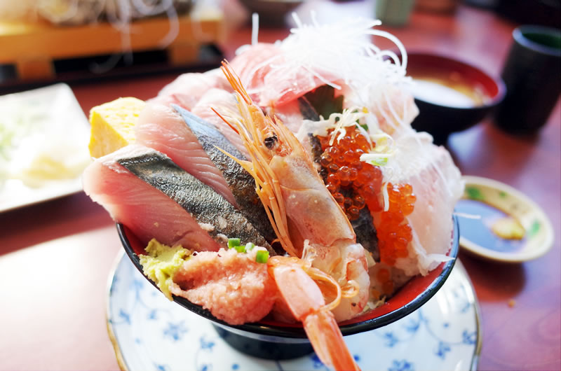 そうま水産の丼、超ボリューム過ぎてどうやって食べていいか分からないｗ