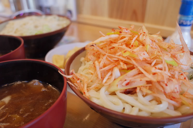 味噌仕立ての肉汁うどんも絶品