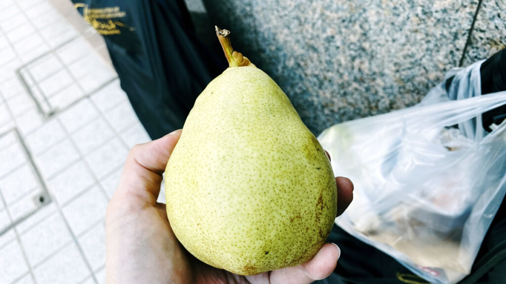 ラフランスはこの大きさと美味しさで190円(◎_◎;)！