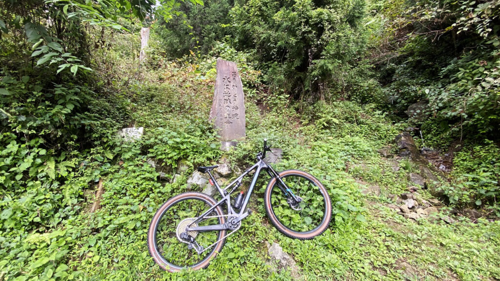 開けたところにある平井川源流の石碑