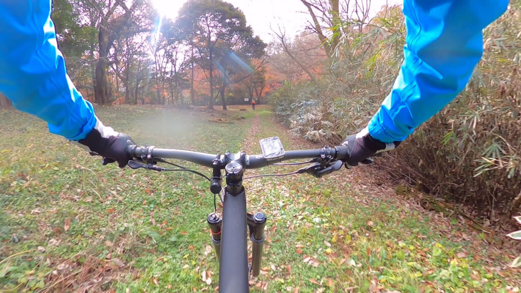 脇道に入るのがマウンテンバイクは楽しい