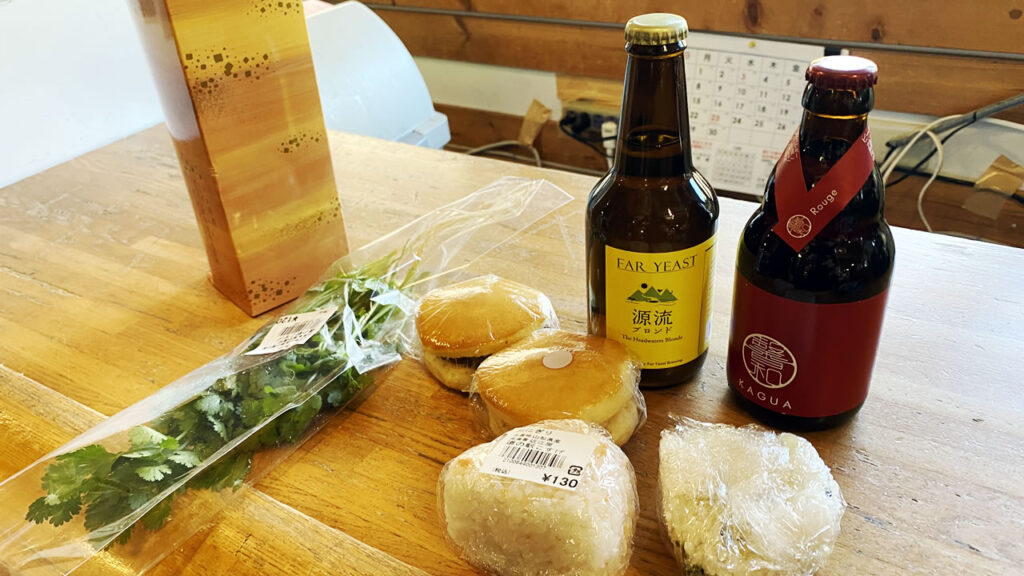 ビール2本と日本酒とチャーどら、おにぎりをゲット