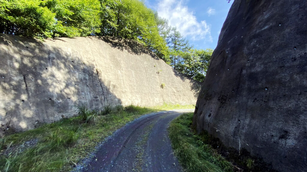 見事な切通