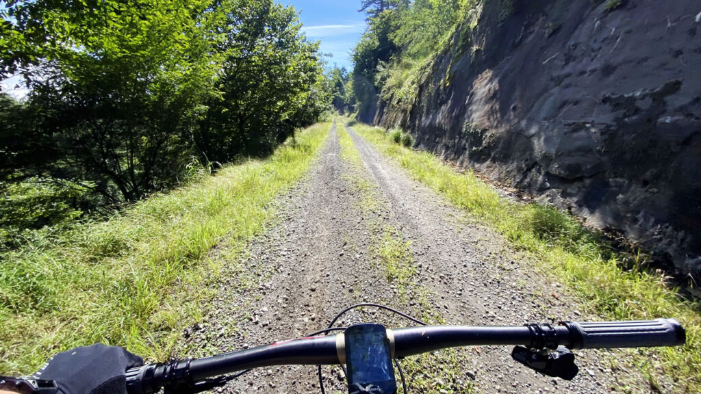 それでも林道東山線はまだまだ続く