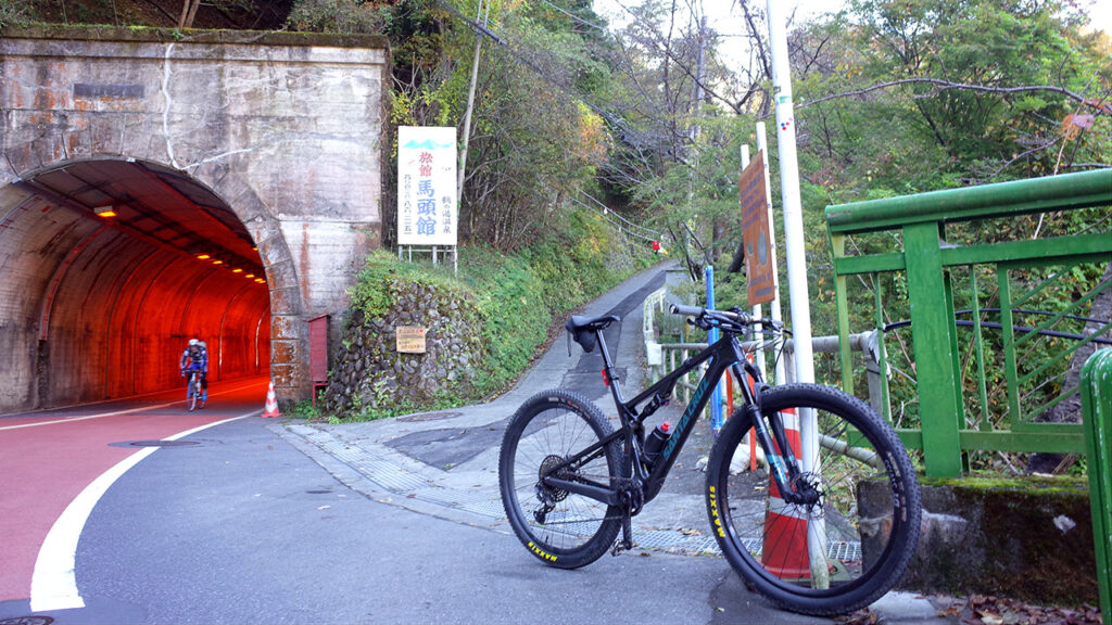 林道麦山線の入り口