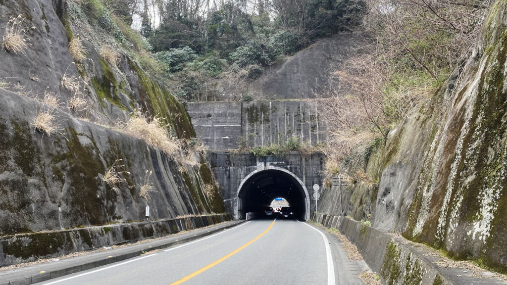 口野放水路・交差点のトンネル