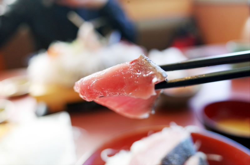 そうま水産の海鮮丼の刺身の厚さがこの厚さ！