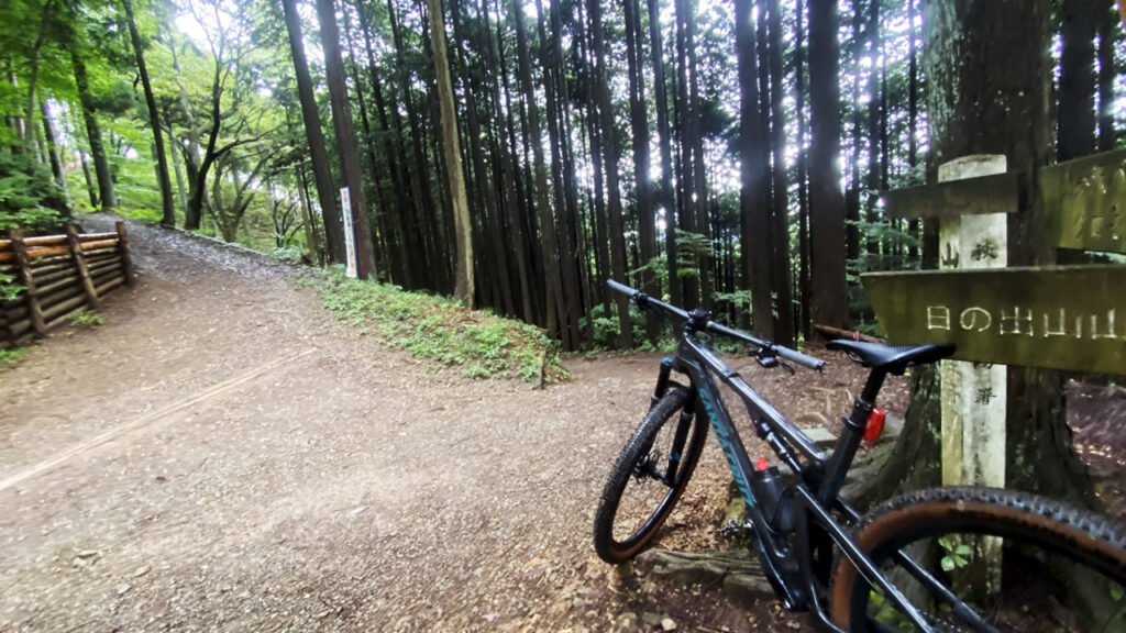 ダブルトラックは日の出山の山頂方面へ