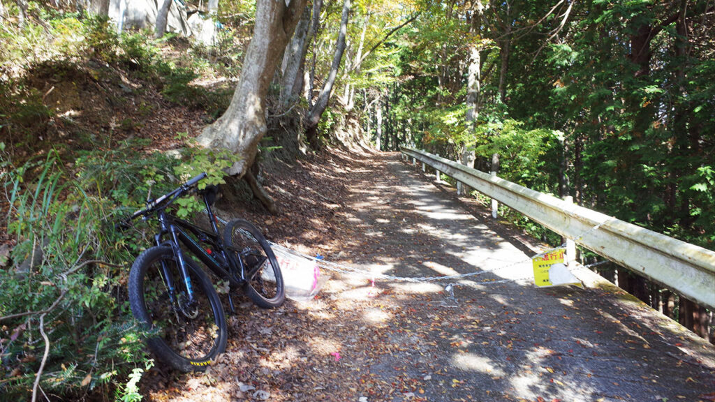 林道麦山線、あえなく速攻通行止め