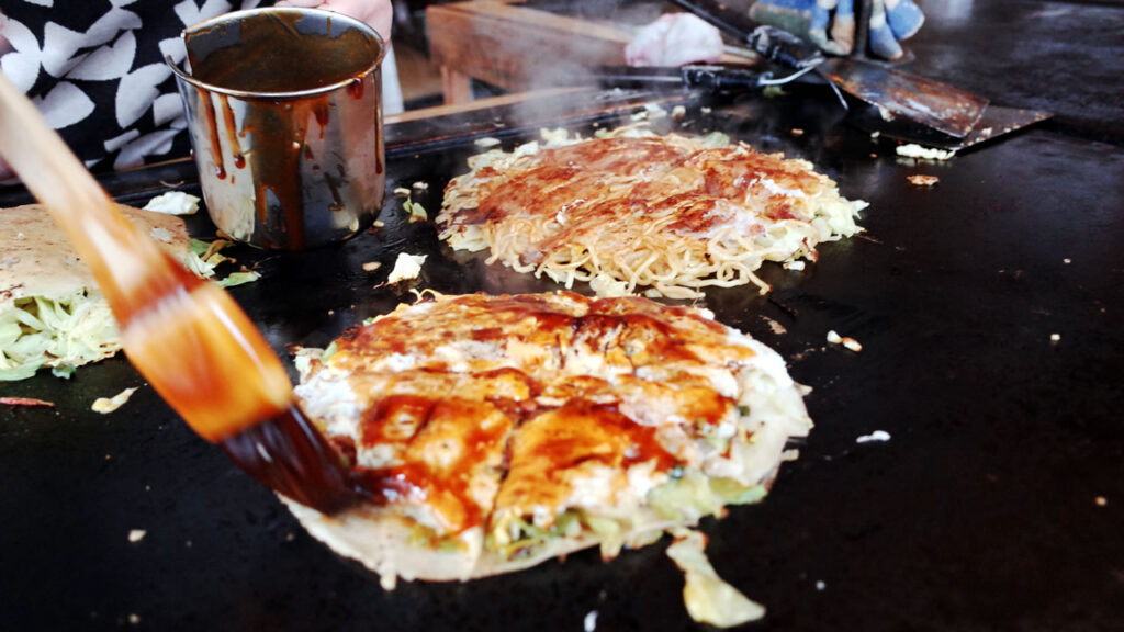 美味しそうなお好み焼きが目の前で出来上がっていく醍醐味