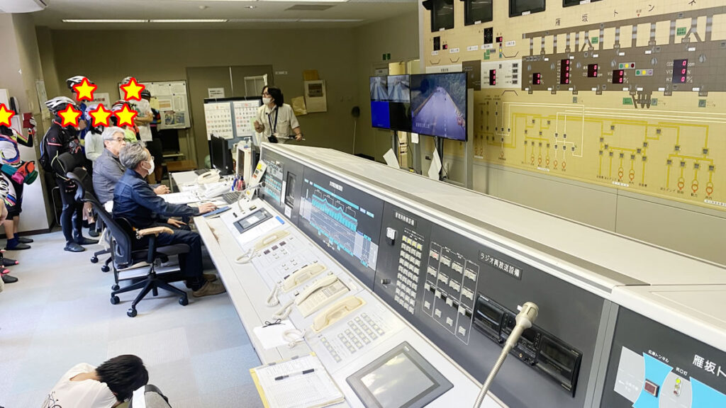 ツアー最初のハイライトが監視室見学!