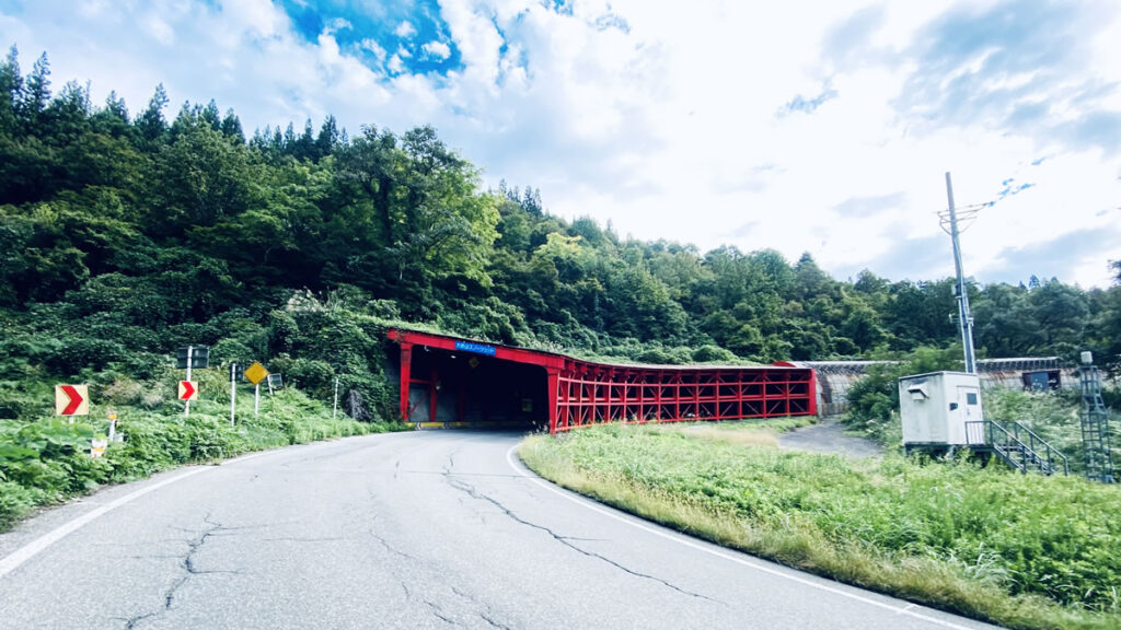 道中、スノーシェッドがいっぱい