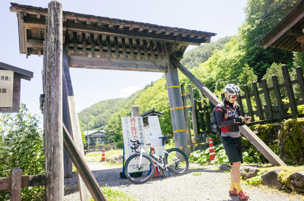 福島宿の関所跡は入り口が倒壊しかけていて立ち入り禁止に