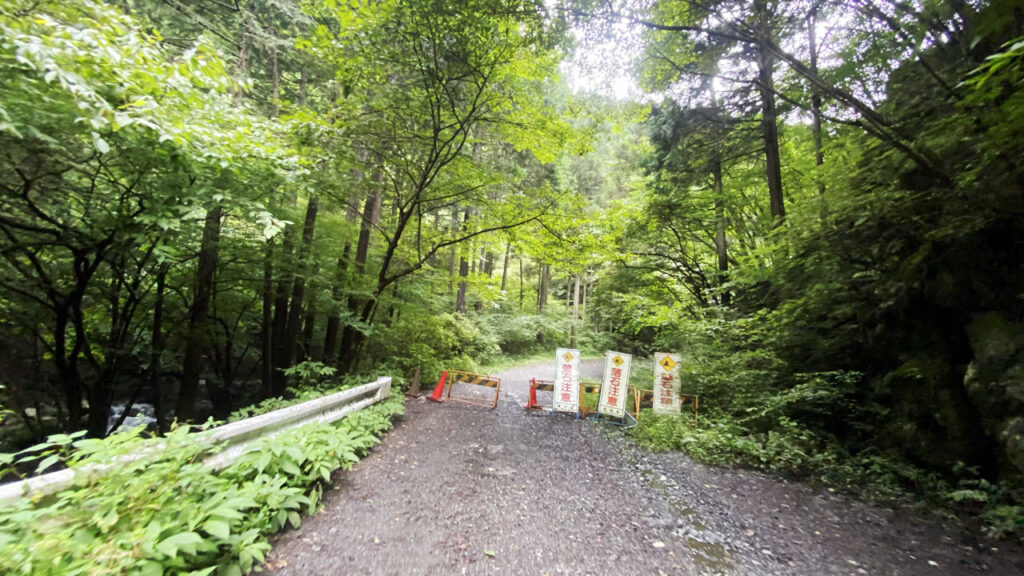 都道201号線はグラベルに