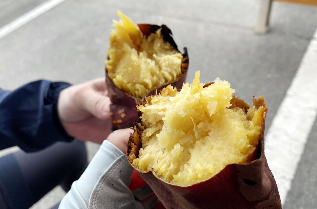 四方吉うどんの隣の直売所で焼き芋をゲット。これがまた美味かった。。。