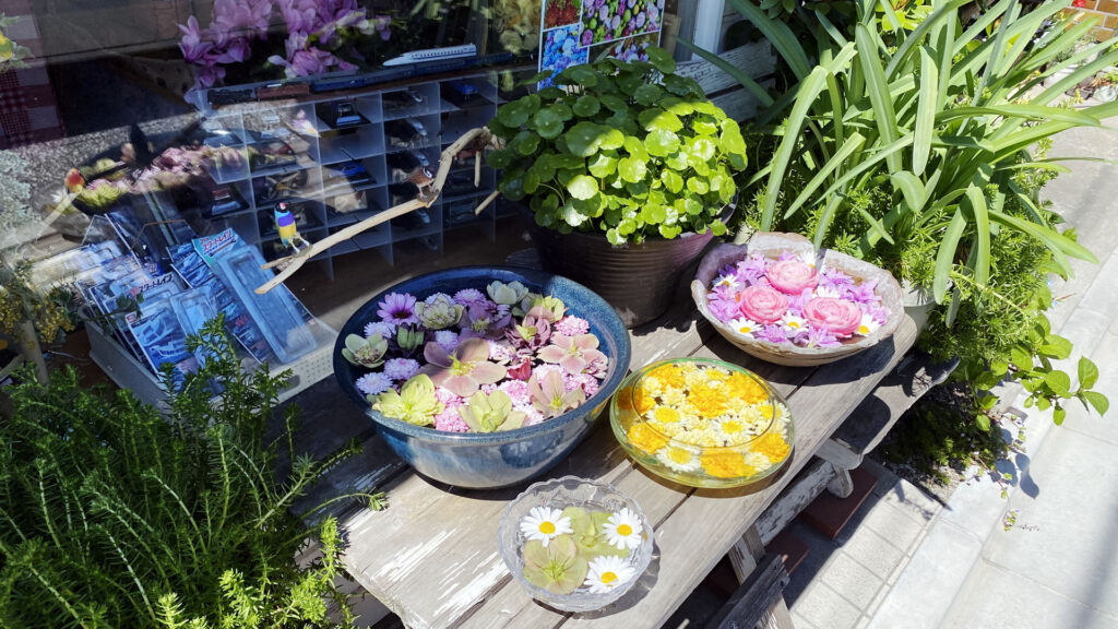 商店街が花手水で装飾されています