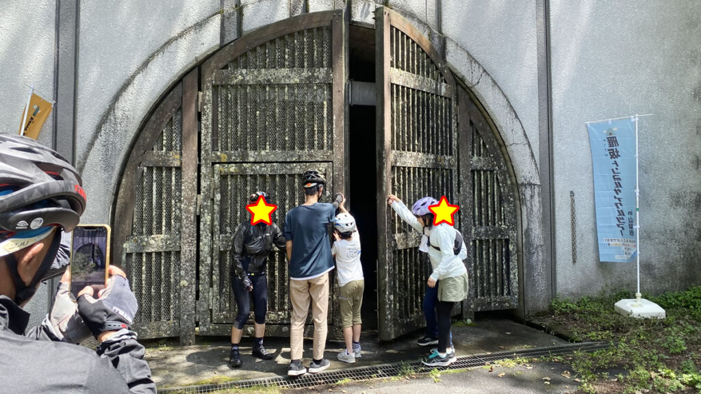 参加者による雁坂トンネル(の避難坑)オープン!