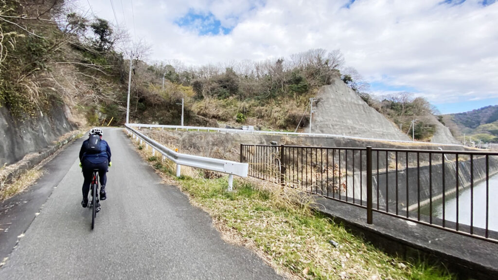 狩野川放水路の脇を抜けていけます